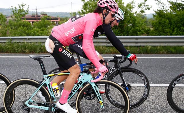 Primož Roglič je v cilj prikolesaril s strganim dresom, a brez hujših poškodb. FOTO: AFP