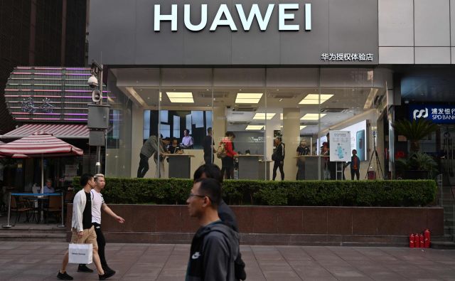 Trumpov ukrep je uperjen predvsem proti kitajskemu telekomunikacijskemu velikanu Huawei. FOTO: AFP