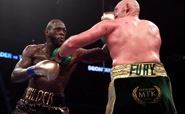 Deontay Wilder (levo) se je decembra lani v spektakularnem obračunu s Tysonom Furyjem razšel z neodločenim izidom. FOTO: Reuters