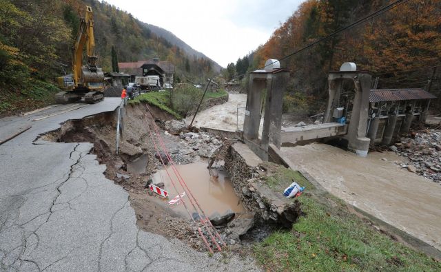 Pri nas večjo škodo povzročijo poplave in plazenje tal. FOTO: Dejan Javornik