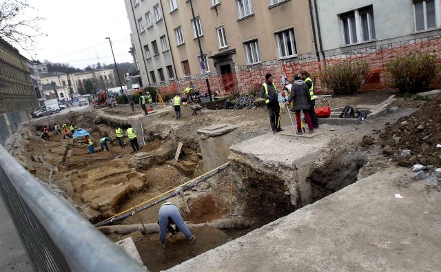 V še nedavno veljavnem prostorskem aktu je obravnavano zemljišče ob Erjavčevi cesti v celoti predstavljalo javno rabo. Foto Mavric Pivk