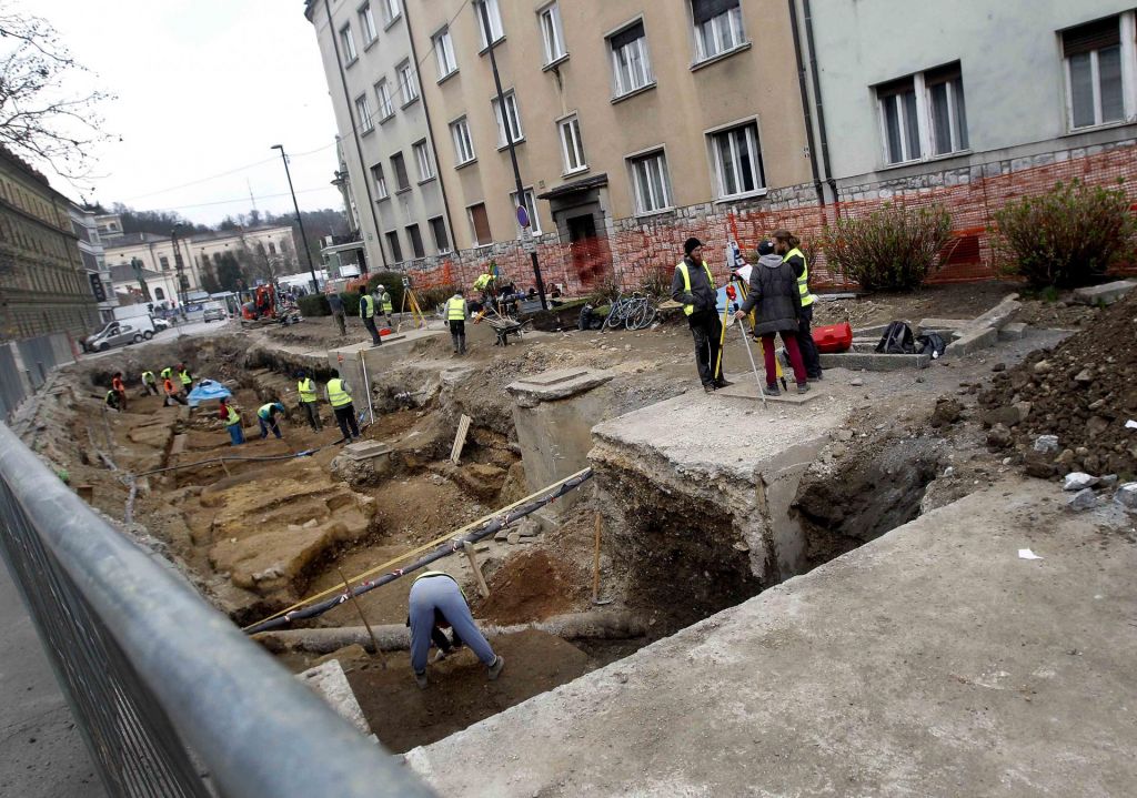 FOTO:Stroka proti novogradnji ob Erjavčevi cesti