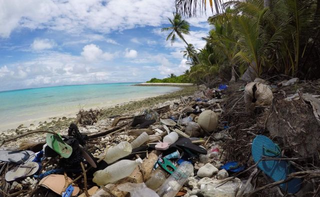 Raj z napako, ki smo jo naredili ljudje. Jo bomo sposobni popraviti? V študiji opozarjajo, da morda zelo pocenjujemo, koliko plastike se pravzaprav nabira na obalah odročnih otokov. FOTO: Silke Struckenbrock/ UNIVERSITY OF TASMANIA/AFP