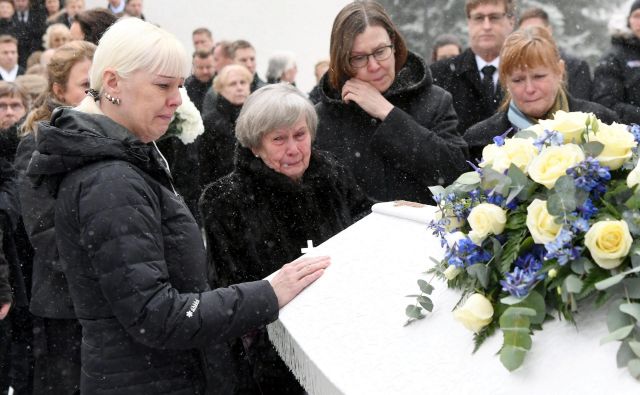 Od Mattija Nykänena so se poslovili na pogrebu 2. marca v Jyväskyläju. Na fotografiji njegova žena Pia, mati Vieno ter sestri Päivi in Tuija. FOTO: Reuters