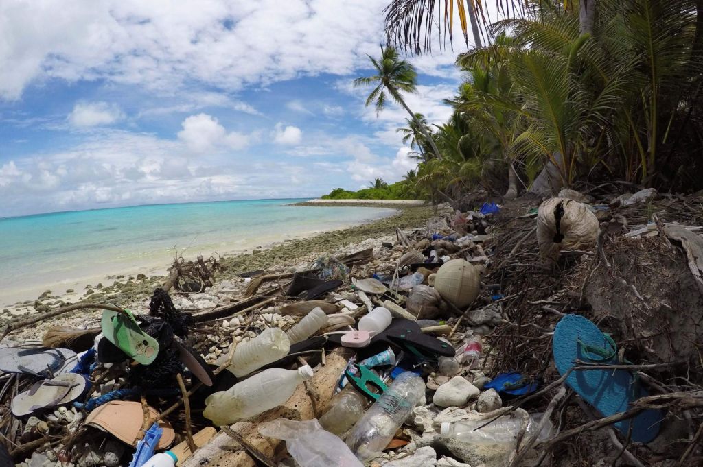 Rajsko otočje s 414 milijonov kosov plastičnih odpadkov
