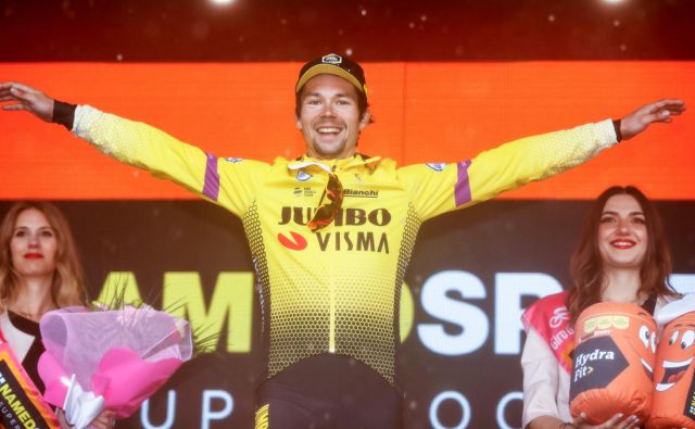 Primož Roglič je na odru za zmagovalce spet doskočil v telemark. FOTO: Luk Benies/AFP