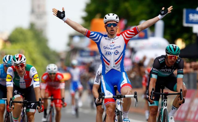 Arnaud Demare je bil tokrat najmočnejši v šprintu, Elia Viviani pa je spet za nekaj centimetrov ostal brez prve zmage na letošnjem Giru. FOTO: AFP
