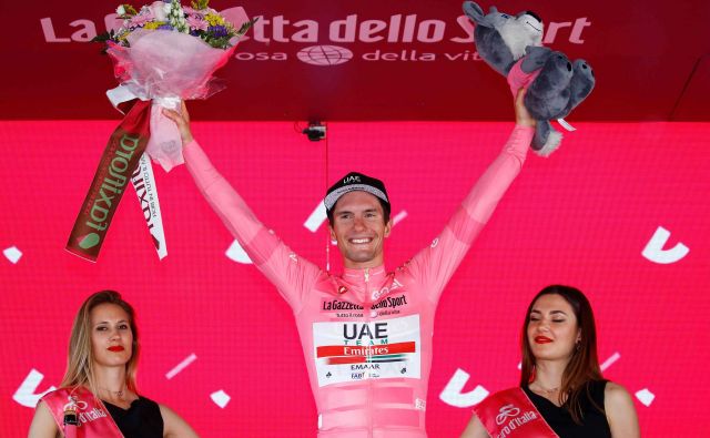 Slovenci do letošnjega Gira še nikoli niso nosili rožnate majice, zdaj jo nosi že drugi naš kolesar, po Primožu Rogliču še Jan Polanc. FOTO: AFP