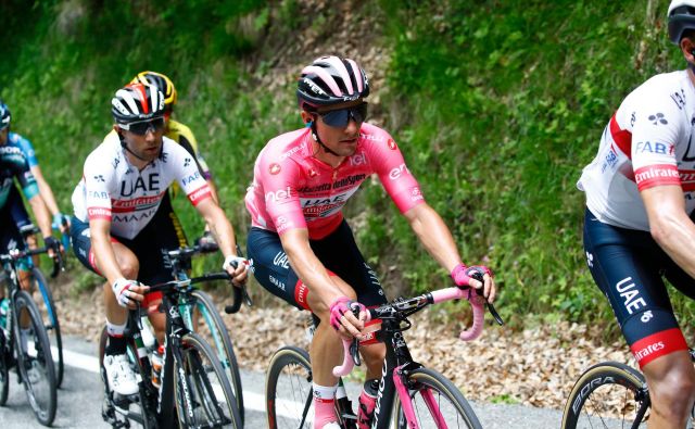 Jan Polanc je ubral svoj ritem in brez večjih težav ubranil rožnato majico vodilnega na Giru. Foto AFP