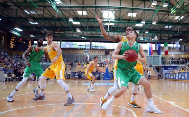 Roko Badžim (z žogo) ni mogel preprečiti novega poraza stožiške zasedbe, nove lovorike se je veselil MVP finala Marjan Čakarun (levo). FOTO: Petrol Olimpija