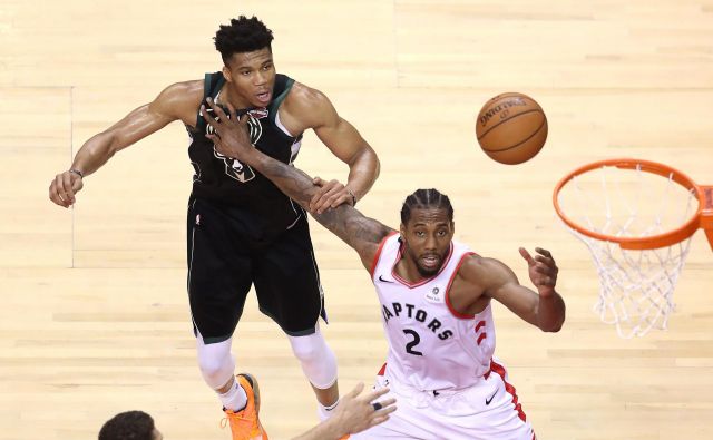 Kawhi Leonard (desno) je bil v vzhodnem finalu kos tudi Giannisu Antetokounmpu (levo). FOTO: AFP