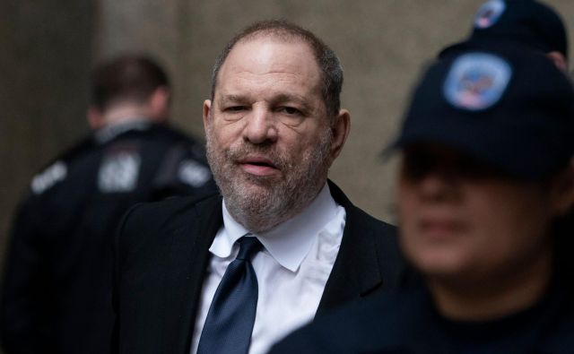 Harvey Weinstein se s poravnavo ne bo izognil kazenskemu procesu za spolni napad na dve ženski, ki ga na sodišču na Manhatnu čaka septembra. FOTO: Don Emmert/AFP