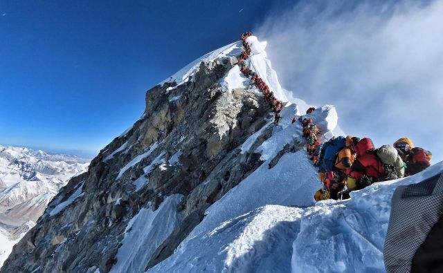 Alpinist Nirmal Purja je tako ovekovečil kolono na najvišjo goro sveta. Kar nekaj ur so morali alpinisti 22. maja portpežljivo stopati v vrsti. FOTO: Project Possible / AFP