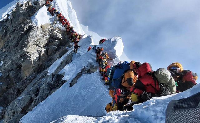 Najbolj nevaren je seveda spust. FOTO: Handout Afp