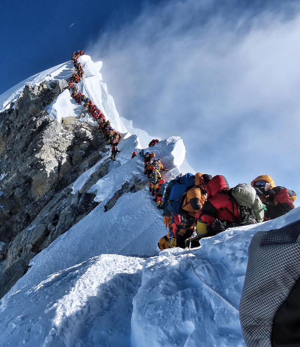 Alpinisti v coni smrti čakajo od 20 minut do ure in pol