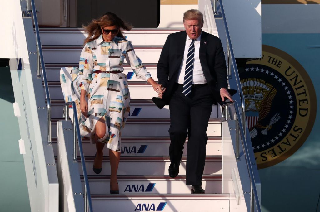 FOTO:Ameriškega predsednika v deželi vzhajajočega sonca spremlja tudi Melania