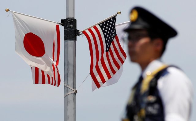 Japonsko sicer skrbi predvsem, da bi Trump uvedel posebne carine na japonske avtomobile, kar bi lahko močno škodovalo japonskemu gospodarstvu. FOTO: Issei Kato/Reuters