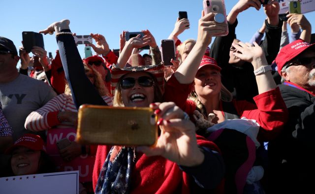 pametni telefoni mobilniki množica telefon Foto Jonathan Ernst Reuters