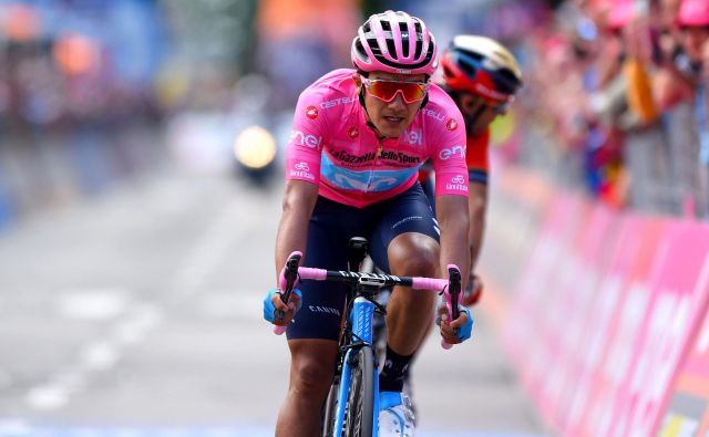 Richard Carapaz je tudi v rožnati majici ostal miren, na novinarskih konferencah odgovarja obširno, nikamor se mu ne mudi, vloga favorita mu očitno leži. FOTO: AFP