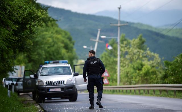 Pripadnik specialnih enot kosovske policije pri kraju Cabra, v  bližini kosovske Mitrovice, kjer je danes iste specialne enote izvedla obsežno akcijo, v kateri so aretirale vsaj sedem srbskih policistov. FOTO: Armend NIMANI / AFP