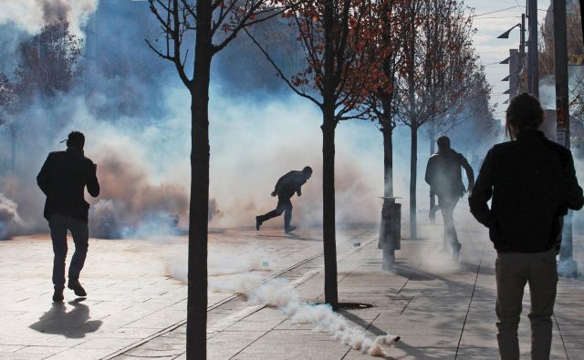 Specialne enote kosovske policije, opremljene z oklepnimi vozili, so začele akcijo v srbskih občinah na severu Kosova. FOTO: Hazir Reka/Reuters