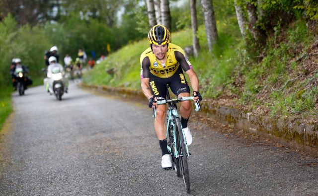 Primož Roglič na vzponu na Mortirolo ni mogel slediti najboljšim. FOTO: AFP