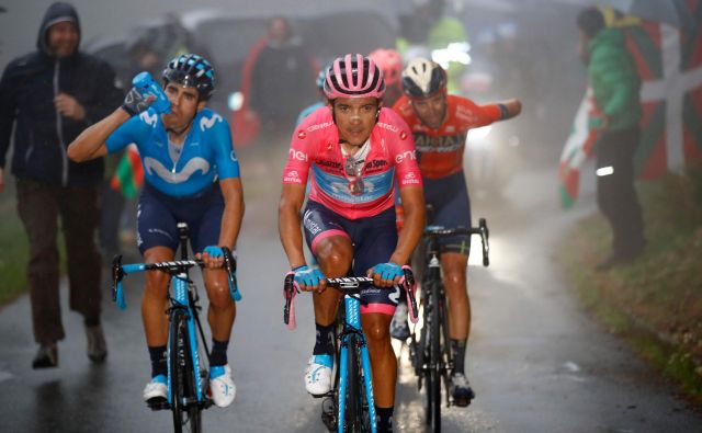 Richard Carapaz (na sredini, v rožnatem) in Vincenzo Nibali (desno) sta s skupnimi močmi strla odpor Rogliča in ga potisnila v nezavidljiv položaj. Foto AFP