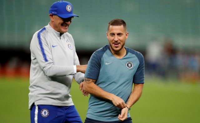 Takole sta se sproščeno pripravljala na spopad z Arsenalom Chelseajev trener Maurizio Sarri in njegov prvi zvezdnik Eden Hazard. FOTO: Reuters