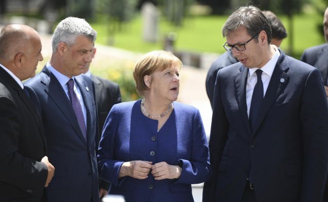 Nemška kanclerka Angela Merkel v družbi kosovskega predsednika Hashima Thacija in srbskega predsednika Aleksandra Vučića med lanskim vrhom EU-Zahodni Balkan. FOTO: Vassil Donev/Pool via Reuters