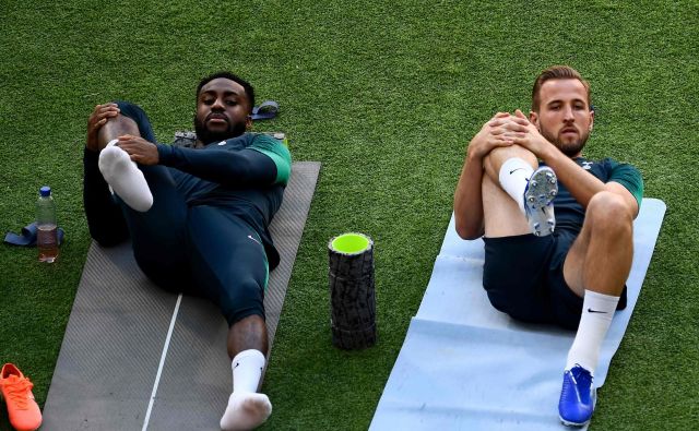 Dva meseca poškodovani Harry Kane (desno, levo Danny Rose) je pripravljen za nastop v finalu lige prvakov. FOTO: AFP