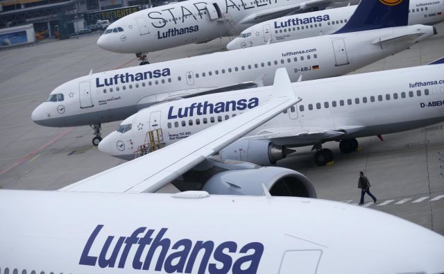 Največji evropski letalski prevoznik Lufthansa je v prvem četrtletju ustvaril 342 milijonov evrov izgube. Foto Reuters