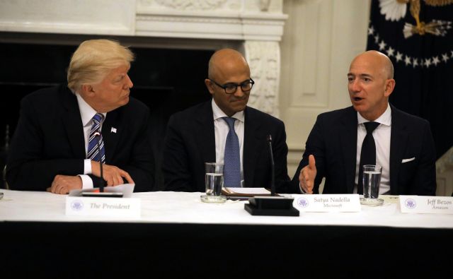 Bezos je točno tisto, kar Trump tako občuduje pri Ameriki, a sam ni. Bezos je vse tisto, kar bi Trump rad, da bi Amerika bila, a ni. FOTO: Carlos Barria/Reuters