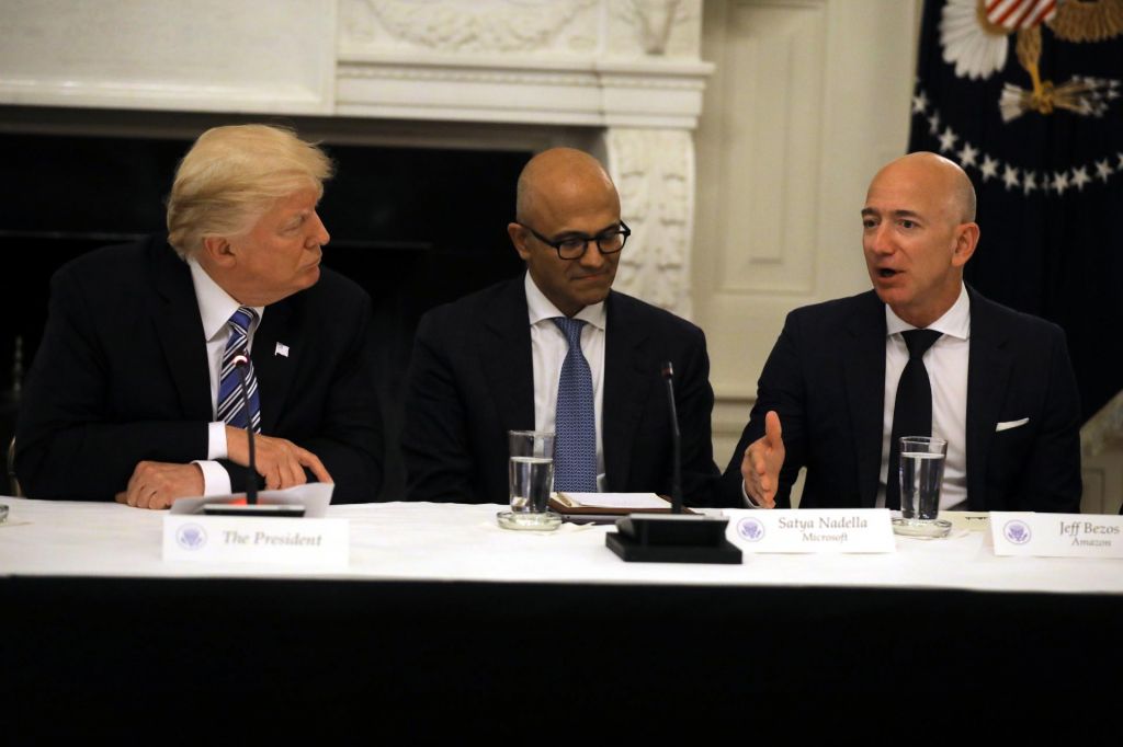 FOTO:Nihče se ne jezi. Niti Jeff Bezos. Jezi se Donald Trump