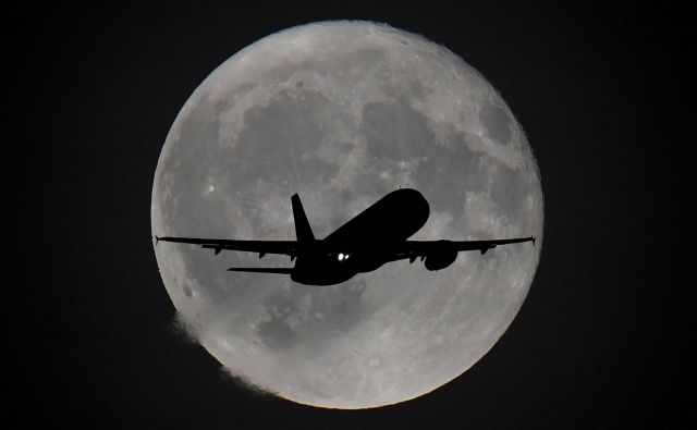 Luna je zadnje čase močno v ospredju. Američani želijo nanjo znova stopiti, Rusi želijo tam graditi, Esa rudariti ... FOTO: Toby Melville/Reuters