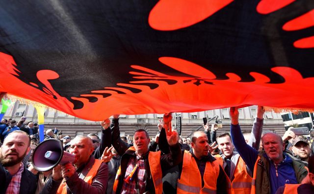 Protesti v Albaniji so vse pogosteje nasilni, premier Edi Rama, ki mu očitajo povezanost z organiziranim kriminalom, pa ignorira zahteve, naj odstopi. FOTO: Gent Shkullaku/AFP