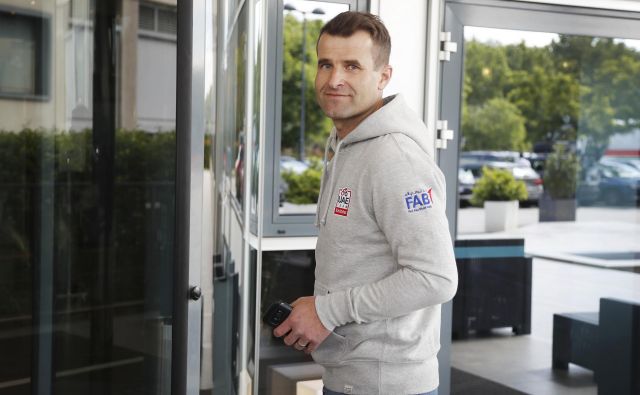 Selektor slovenske kolesarske reprezentance Andrej Hauptman je prvo polovico Gira spremljal znotraj karavane, kot eden od športnih direktorjev ekipe UAE Emirates. FOTO: Leon Vidic/Delo