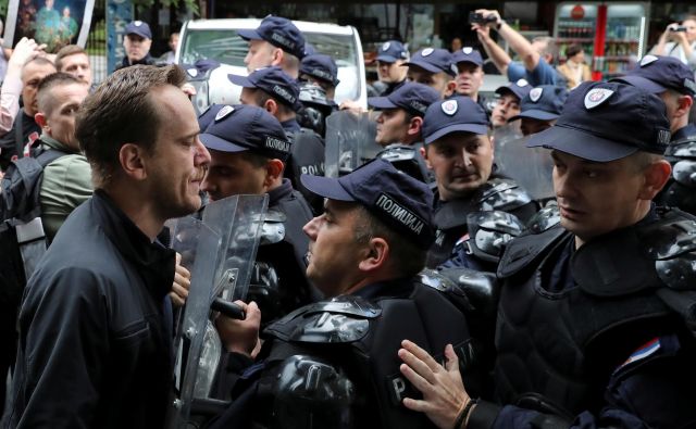 Napetosti med Srbijo in Kosovom so se manifestirale tudi na ulicah Beograda, kjer so srbski ultranacionalisti protestirali proti festivalu albanske kulture, ki poteka v mestu. FOTO: Reuters