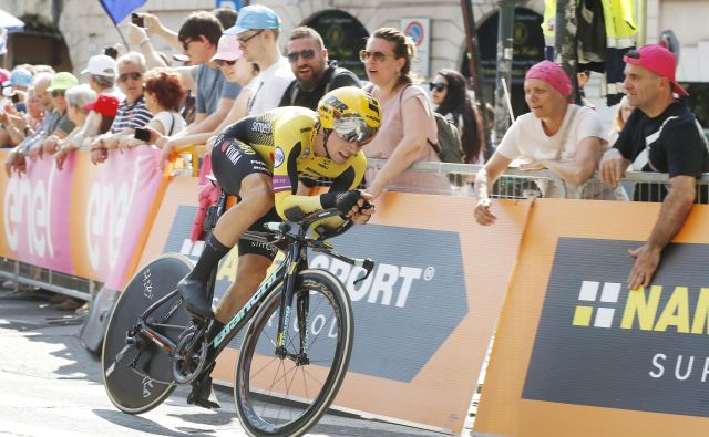 Primož Roglič si je v zaključnem kronometru zagotovil mestu na zmagovalnem odru Gira. FOTO: Leon Vidic/Delo