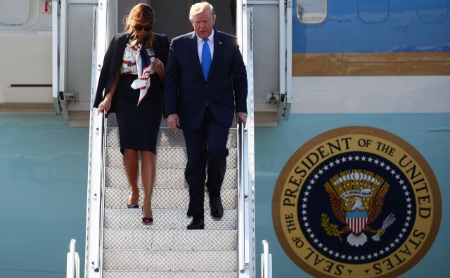 Ameriški predsednik Donald Trump in prva dama Melania po pristanku na londonskem letališču Stansted. FOTO: REUTERS/Hannah McKay