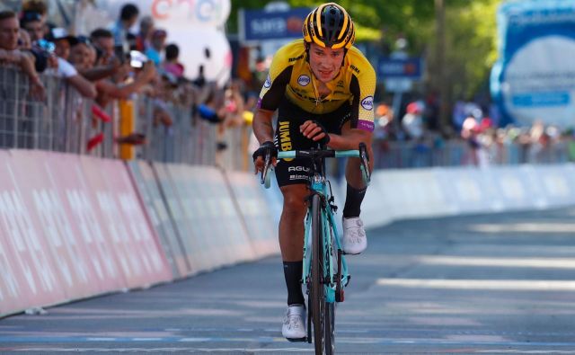 Primož Roglič na zadnjem vzponu ni mogel slediti tempu najboljših. FOTO: AFP