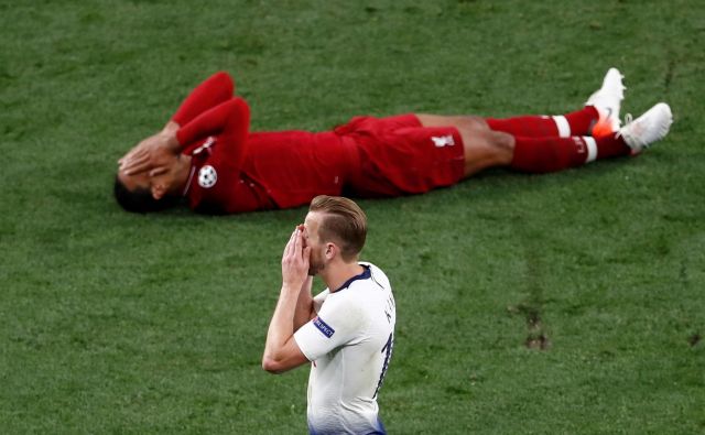 FOTO: Oba si z dlanmi pokrivata obraz - Virgil van Dijk od veselja, Harry Kane od žalosti. FOTO: Sergio Perez/Reuters