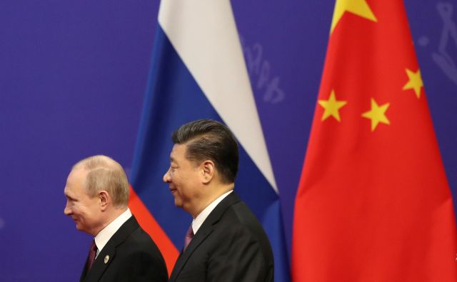 Tako Vladimir Putin kot Xi Jinping bosta poskušala od 70. obletnice vzpostavitve odnosov iztržiti čim več. FOTO: Reuters