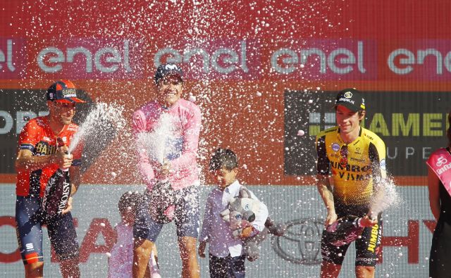 Najboljša trojica, zmagovalec Carapaz, drugouvrščeni Nibali in tretji Roglič, so uspehe proslavili s penino. FOTO: Leon Vidic/Delo