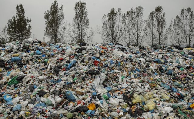 Kupi plastičnih odpadkov se znova povečujejo. FOTO: Uroš Hočevar/Delo