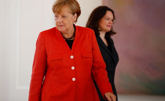 Po odstopu predsednice SPD Andree Nahles in globoki krizi v stranki se maje tudi velika koalicija, ki jo vodi kanclerka Angela Merkel (CDU). FOTO: Reuters