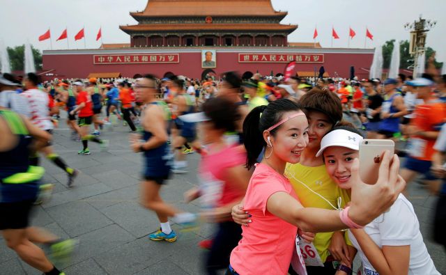 Selfi med pekinškim maratonom septembra lani. FOTO: Reuters