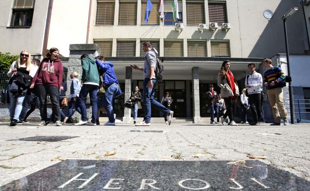 Matura ni le zrelostni izpit za dijake, je tudi vsakokratni preizkus za nas, ki so se nam pustili poučevati. FOTO: Matej Družnik/Delo