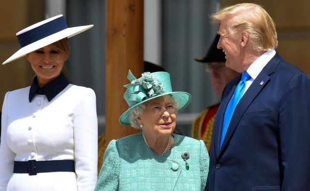 Ameriški predsedniški par je v Buckinghamski palači sprejela kraljica Elizabeta II.<strong> </strong>FOTO: Toby Melville/AFP