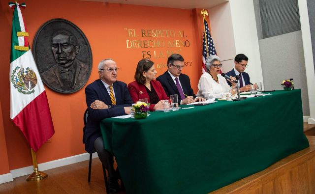 Mehiški zunanji minister Marcelo Ebrard je ob začetku pogovorov v Washingtonu izrazil mnenje, da bodo carine uničujoče za obe strani in ne bodo z ničemer ustavile prihodov priseljencev iz Srednje Amerike. FOTO: Eric Baradat/AFP