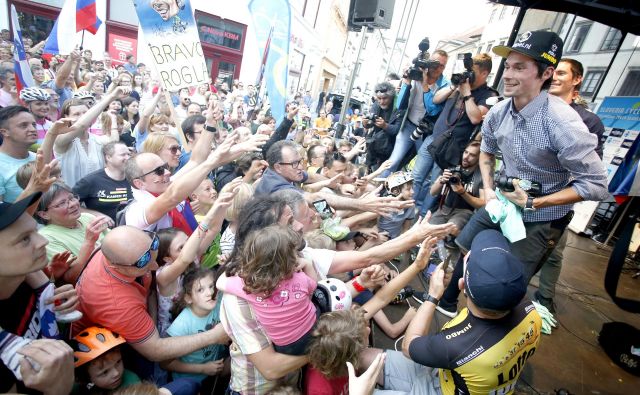 Primož Roglič je te dni najbolj ”vroč” Slovenec. Na sprejemu v Ljubljani so ga pozdravili vsi rodovi. Najmlajši so ga gledali z občudovanjem, starejši spoštljivo ploskali. FOTO: Roman Šipić